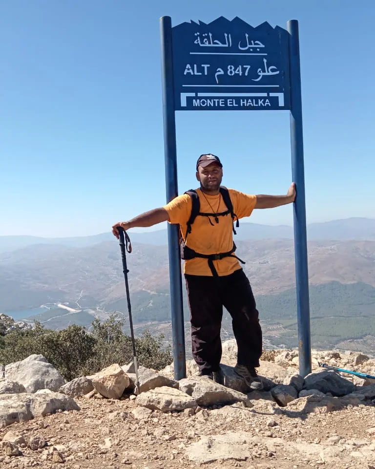 الدليل عماد بن يحيى في قمة جبل الحلقة