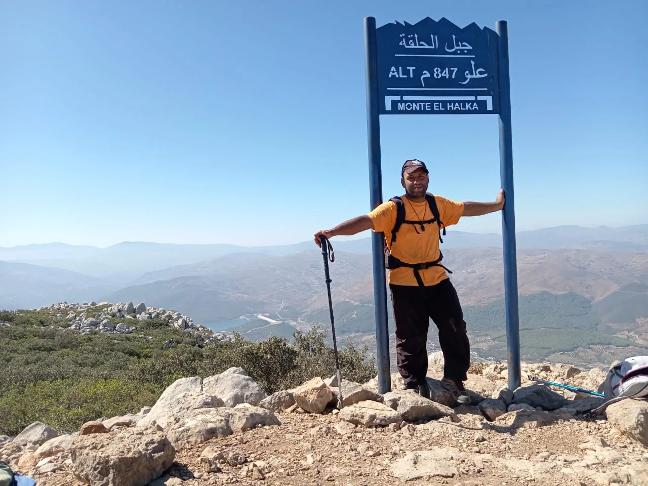 عماد بن يحيى عند لافتة قمة جبل الحلقة